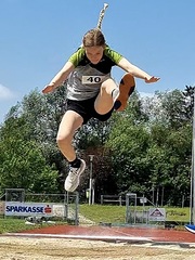 Siena Reitbauer (14) im Landeanflug über der Weitsprunganlage