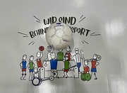 Ein Torball liegt auf einer Spielmatte mit dem Logo 'Wie sind Behindertensport'