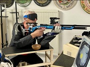 Blinder Schütze, voll konzentriert mit angelegtem Gewehr, vor der Schußabgabe