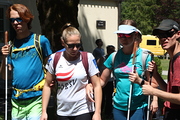 Eine Begleitsportlerin mit drei jungen blinden Sportlern startklar zur Wanderung