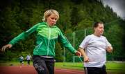 Blinder Sportler hoch konzentriert, begleitet von einer Begleitsportlerin bei Laufübungen